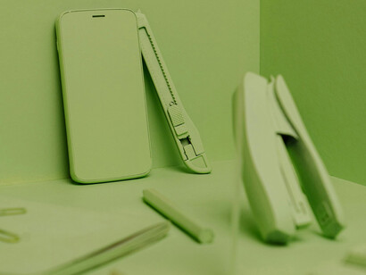 Materiais escolares e um telefone celular