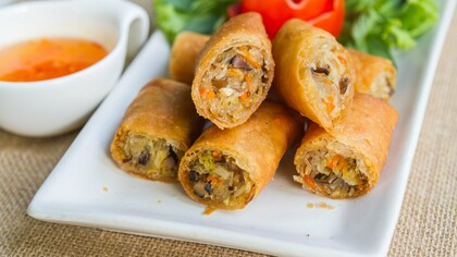 Golden-brown lunpia served with dipping sauce, symbolising the lasting legacy of Semarang's traditional cuisine
