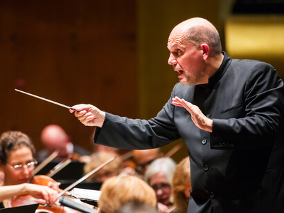 No faltaron reclamos por la falta de bis luego de la obertura de Mozart. «Ah… ¡un día se los voy a explicar!», replicaba con una sonrisa cortés