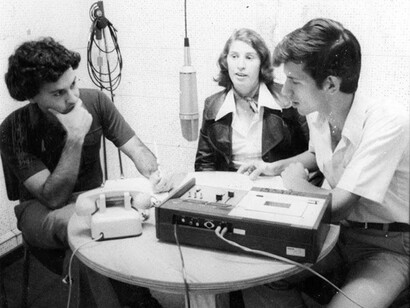 En la cabina de Radio Nacional con los colegas Roberto Domínguez y Ana Madrigal en 1980