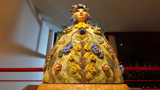 Obra de cerámica con flores de Rosamar Corcuera expuesta en 'De barro y fuego' en el Centro Cultural Ricardo Palma, en Miraflores, Perú