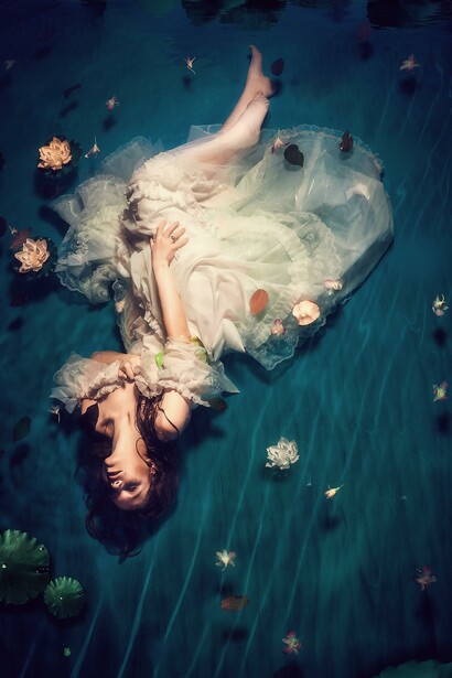 Donna immersa tra i fiori