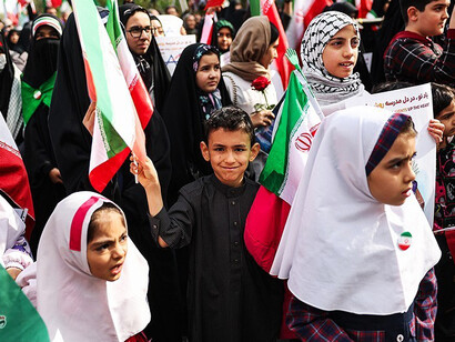 Familias iraníes reunidas con motivo del cuadragésimo día del martirio de los estudiantes de Minab en Teherán, Irán, 7 de abril de 2026. Fotografía: Masoud Shahrestani