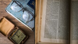 Libro antiguo reposando en el escritorio, cartón, papel y letras