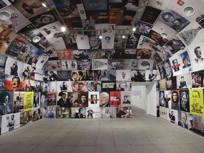 Vista de sala de la exposición Sistema Operativo, de Daniel G. Andújar, con la obra Dirigentes.