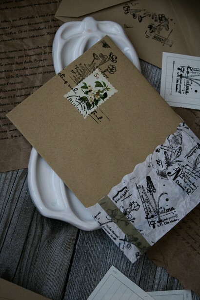 De pronto alguien tocó la puerta: “Vengo a traer una carta”… Efectivamente una carta me había sido enviada. Reconocí mi nombre escrito a mano, con tinta azul y en una caligrafía que no me era familiar