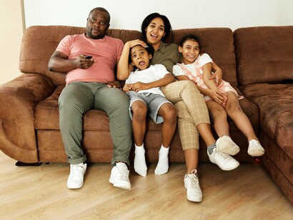 Família assiste a filme em serviço de streaming em casa. O tempo tornou tudo ainda mais cômodo para o consumidor, agora não só é ainda mais fácil, primeiro com DVDS e Blu-ray, e agora com streamings, como o intervalo de tempo do lançamento entre o cinema e a mídia doméstica também é menor
