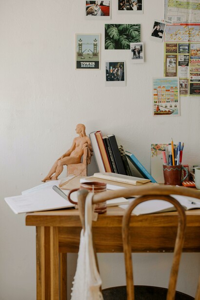 Attraverso l'ordine e il minimalismo, si impara a vivere con meno, ma con più significato, trovando gioia nelle cose semplici e autentiche della vita