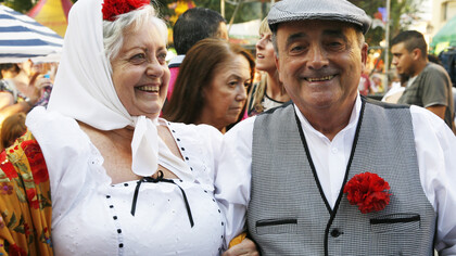 Madrileños ataviados para la fiesta de la Paloma