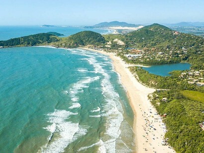Praia em Santa Catarina, Brasil; Revistas alertavam da poluição de praias por esgotos clandestinos em todo o litoral e na própria capital