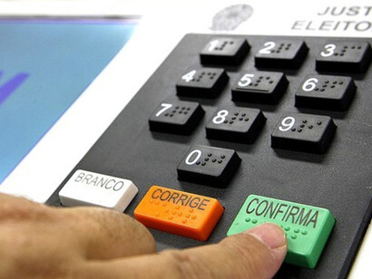 As urnas eletrônicas do sistema de votação brasileiro foram denunciadas devido à baixa confiabilidade