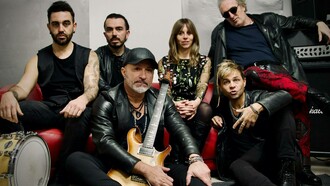 Syndone on stage: blending progressive rock with rich instrumentation, led by Nik Comoglio, Riccardo Ruggeri, Simone Rubinato, Marta Caldara, Gigi Rivetti, and Ciro Iavarone