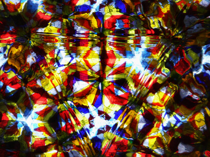 Esos elementos que nos rodean, aparentemente inertes, todos esos átomos y moléculas y sus minicomponentes, siempre están vibrando 