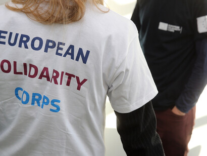 El Cuerpo Europeo de Solidaridad es una de las iniciativas de la Comisión Europea para jóvenes voluntarios y aprendices que desean colaborar con una comunidad de un Estado miembro de la UE