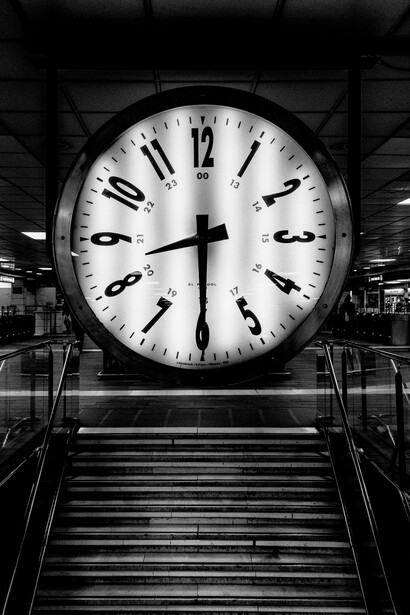 O tempo, incontrolável e fugaz, desafia as tentativas humanas de dominá-lo, tanto na linguagem quanto em sua percepção diária
