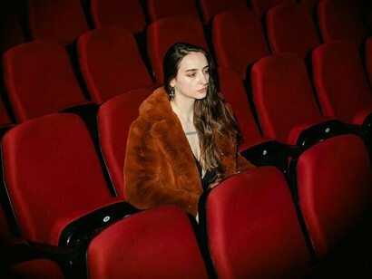 Si tu peux aller voir un film seul, alors tu peux tout faire dans la vie