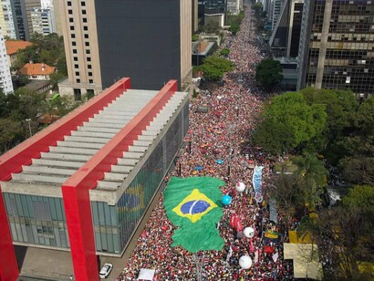 A presença de manifestantes nas ruas dá dimensão à mobilização política em defesa de Lula e contra a extrema-direita. Em uma sociedade polarizada, a participação coletiva torna visíveis as diferentes propostas de país e a disputa pelos rumos da democracia brasileira