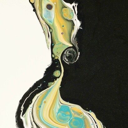 La Perla-Donna è la Dea nascosta nel quotidiano, che emana eleganza e potere sottile, rivelandosi solo a chi sa coglierne la luce