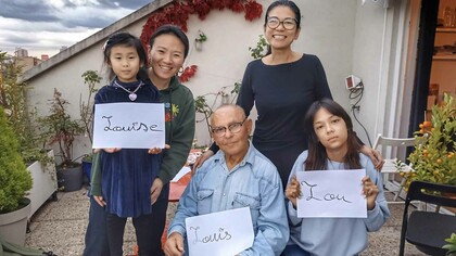 Louis avec l’artiste peintre Wei Liu et son agent Kim Chi Pho. "Il y a une certaine conception de la vie d’artiste, outre le fait que je ne suis pas content de mon hérédité et que je n’ai pas voulu la transmettre"