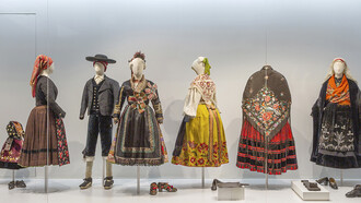 Vitrina de la sala de indumentaria tradicional en el Museo de Traje, Madrid, España