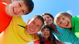 Grupo de niños disfrutando del verano