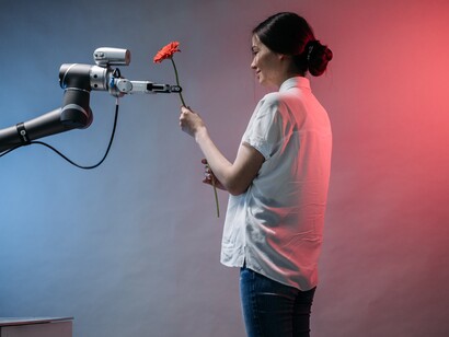 IA ed emozioni. Fino a qualche tempo fa si credeva che non potessero simulare le emozioni: poi in un qualche laboratorio hanno messo a punto sistemi in grado di riconoscerle e di riprodurle, aprendo lo scenario a macchine empatiche 