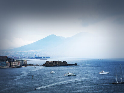 Golfo di Napoli, Italia, una delle ambientazioni del film 'Parthenope' di Paolo Sorrentino