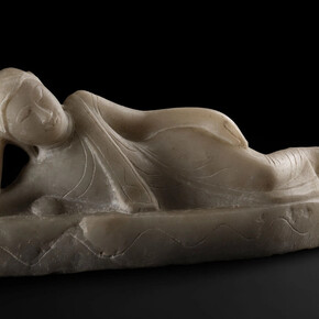 Reclining Buddha, a pose which is sometimes used to depict the death of Siddhattha Gotama. Sculptures made of alabaster became popular and were made in large quantities in mid-19th Myanmar, A.1869.17. Courtesy of National Museum of Scotland