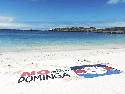 Letrero en contra del Proyecto Dominga en una playa de Punta de Choros, Chile