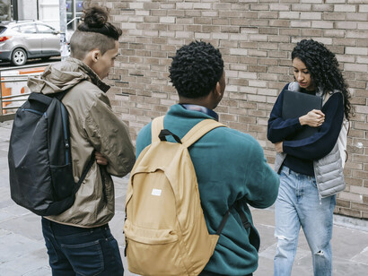 Dos hombres acosando a una mujer claramente incómoda en la calle. La violencia de género está presente en todos los ámbitos