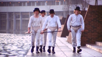 Alex insieme ai suoi drughi in una scena del film "Arancia meccanica" (A Clockwork Orange), del 1971, sceneggiato, diretto e prodotto da Stanley Kubrick