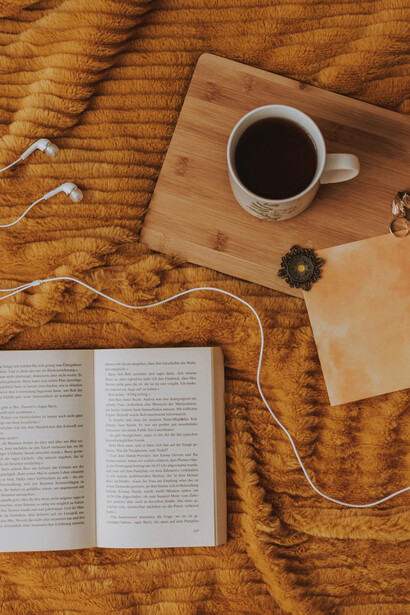 En novelas como La loca de la casa, Montero fusiona realidad y fantasía, invitando a reflexionar sobre los miedos, sueños y recuerdos que definen la existencia humana