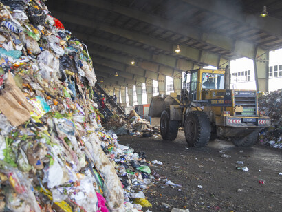 Una opción es utilizar las herramientas del propio sistema, como la tecnología y los medios, para construir narrativas alternativas que redirijan las energías colectivas hacia objetivos más equitativos y sostenibles.
Vista de Aradkoh, centro de residuos en Teherán, Kahrizak, Teherán provincia, Iran
