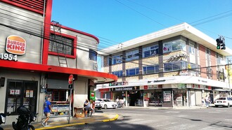 Vista actual del lugar donde se ubicaron dos de las casas habitadas por doña Anacleta, en el corazón de Cartago. A la derecha (norte), se observa el edificio González, construido en el sitio que ocupó su segunda casa matrimonial, la cual se extendía 100 varas de sur a norte. Allí se desarrolló el episodio morazánico de 1842, así como otros acontecimientos relevantes en su vida, entre 1829 y mediados de la década de 1850. A la izquierda (sur), el Edificio Barguil-Peña (Centro Comercial Apolo), donde estuvo su tercera residencia, habitada por ella desde mediados de esa década, hasta su fallecimiento en 1878. En ese mismo lugar se construyó, en 1914, el recordado Teatro Apolo. Foto: Sergio Orozco Abarca, 2025