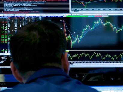 Broker de bolsa mirando la evolución de las cotizaciones