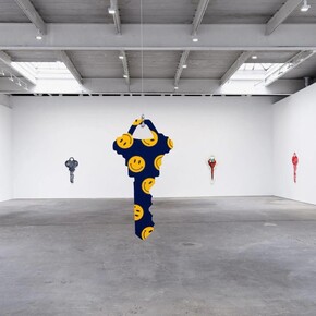 Nate Lowman, Hanging out, exhibition view. Courtesy of David Zwirner Gallery
