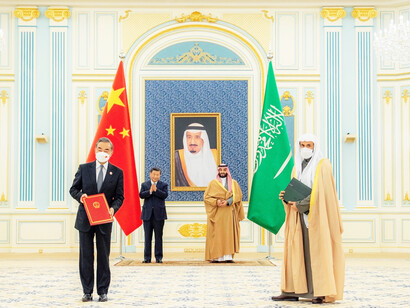 Saudi Crown Prince Mohammed Bin Salman (back right) stands with Xí Jìnpíng (back left), accompanied by Chinese foreign minister Wáng Yì and an unidentified Saudi official. Riyadh, Saudi Arabia, December 8, 2022