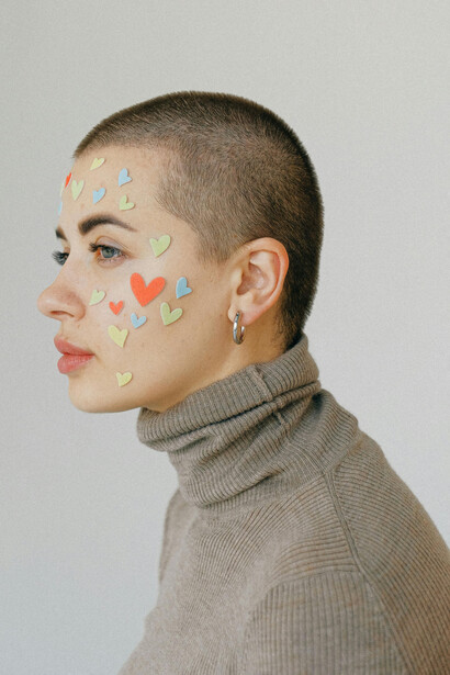 La agamia invita a cuestionar el mandato de elegir una única forma válida de vincularse afectivamente