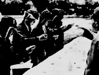 Los pilotos japoneses brindan con sake antes de subir a los aviones