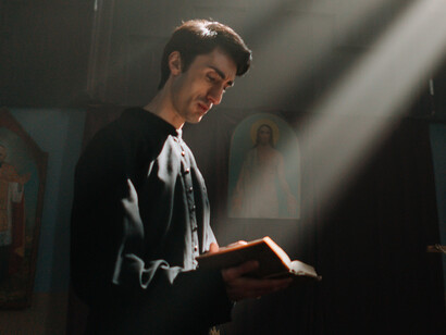 A igreja deve fazer aquilo que lhe é de competência, despojando-se dos privilégios e voltando-se aos mais necessitados