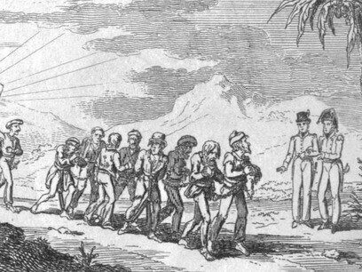 Ilustração de 1815 representando um capitão britânico horrorizado ao ver cristãos escravizados em Argel, Argélia. Talvez um dos pontos mais polêmicos — e mais necessários — do trabalho de N’Diaye seja a ênfase no papel ativo das elites africanas no tráfico de escravos. Povos como os Ashanti, os Yoruba, os Dahomey e muitos outros capturavam rivais em guerras tribais e os vendiam aos mercadores muçulmanos e, posteriormente, aos europeus. Alguns desses reinos chegaram a se especializar nesse comércio, desenvolvendo uma economia baseada na captura e venda de seres humanos