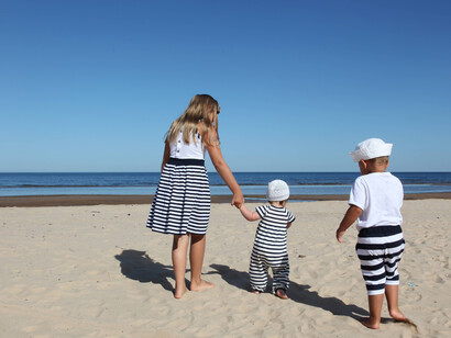 Madre en la playa con sus hijos