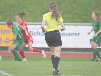 Arbitro donna segue un'azione