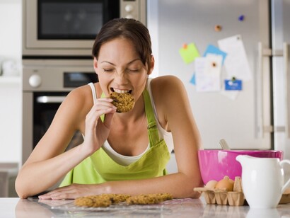 Comiendo galletas en la cocina