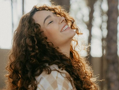 Sou inscrita no canal da BBC News Brasil e confesso que fiquei bastante intrigada com a seguinte manchete de um dos vídeos: "As mulheres suecas que estão parando de trabalhar". O conteúdo narra a vida de uma jovem sueca que, aos 25 anos, decidiu deixar o emprego para se tornar uma namorada que fica em casa e ter uma vida mais tranquila, longe do estresse do dia a dia e das cobranças de uma carreira profissional. Na prática, ela conta com o apoio financeiro do namorado, que contribui dando a ela uma mesada, para que ela possa aproveitar o tempo cuidando do corpo (indo à academia) ou apreciando um bom café em alguma cafeteria local


