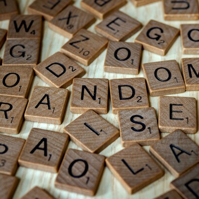 Eppure, la scrittura non si esaurisce nella combinatoria: il significato poetico nasce dall’urto tra la macchina linguistica e i fantasmi dell’inconscio individuale e collettivo