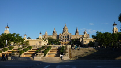 Museo Nacional de Arte de Cataluña y las escalinatas para acceder, donde se encuentra la Fuente Mágica de Montjuïc, Barcelona, España