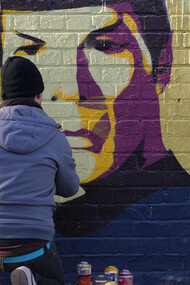 Un grafitero pinta un mural de Star Trek