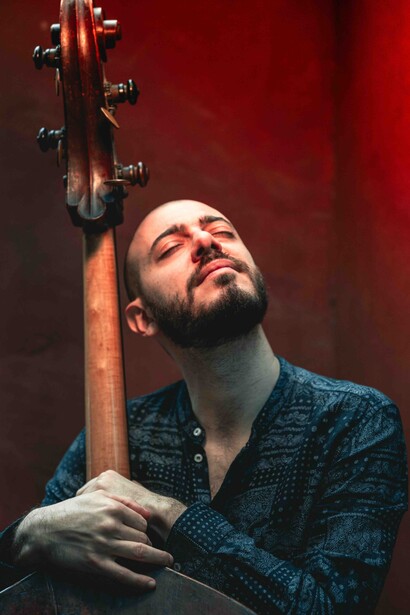 Nel corso della sua carriera ha suonato con formidabili interpreti e si è esibito in festival e jazz club in Europa, Stati Uniti, Asia e Africa