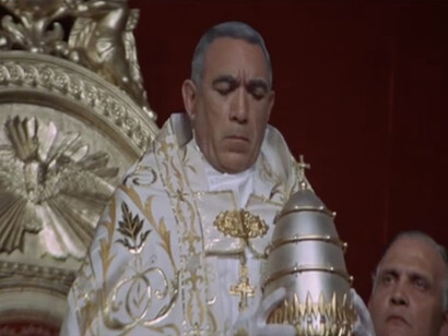 Adrianus había hecho votos de fingimiento a lo largo de los años, muchas veces aplacó a las voces más críticas y eso provocó que fuera ganando popularidad. Por otro lado, había contenido discretamente las manos largas de los más aprovechados- Las Sandalias del pescador (1968), de Michael Anderson con Antjony Quin
